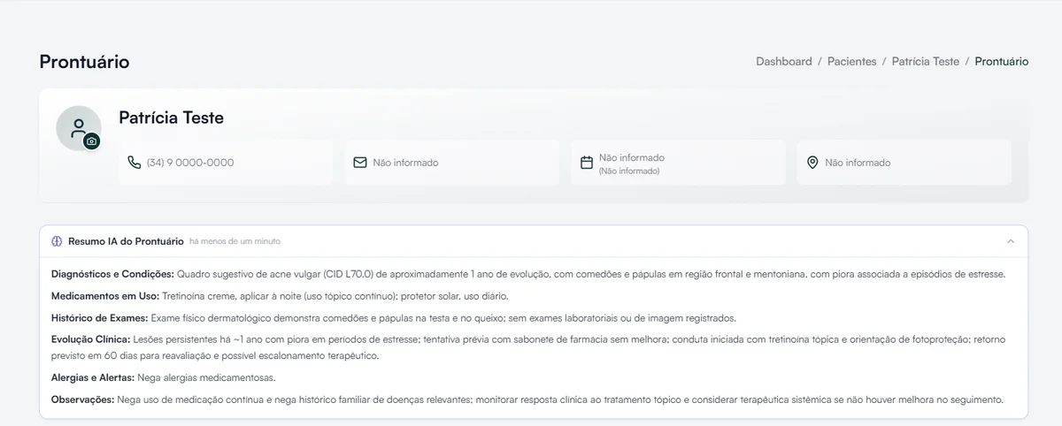 Tela do prontuário no Hit Clinic com a paciente fictícia Patrícia Teste: dados de contato e o Resumo IA do Prontuário com o quadro de acne, a tretinoína em uso, o exame dermatológico e a evolução
